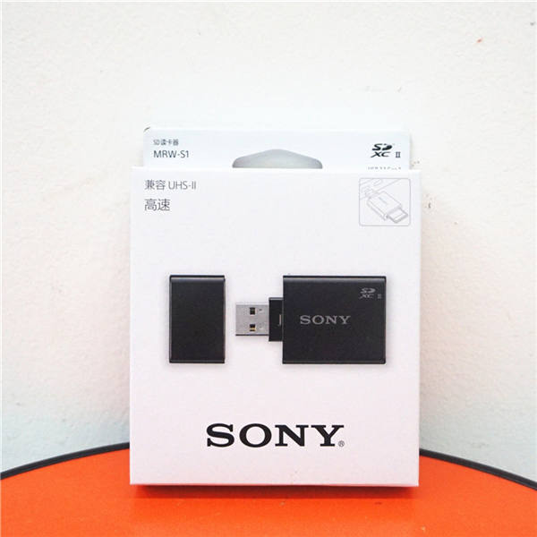 索尼 支持UHS-I和UHS-II存儲卡 / 可以通過USB3.1 Gen.1將卡內(nèi)數(shù)據(jù)高速傳輸至PC SD卡讀卡器 存儲卡 USB3.0